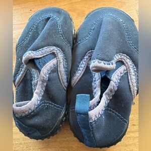 Old Navy Toddler Navy Slip-On Water Shoes, 5 toddler
